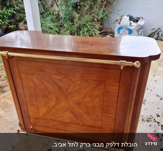 דלפק עץ עם מוטות מתכת מוזהבים